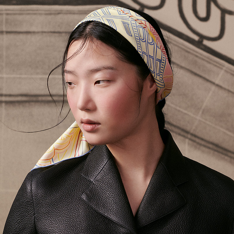 HERMES 最新作 上品スカーフ カレ70 シルク100% Faubourg City HERMES 最新作 上品スカーフ カレ70 シルク100% Faubourg City
